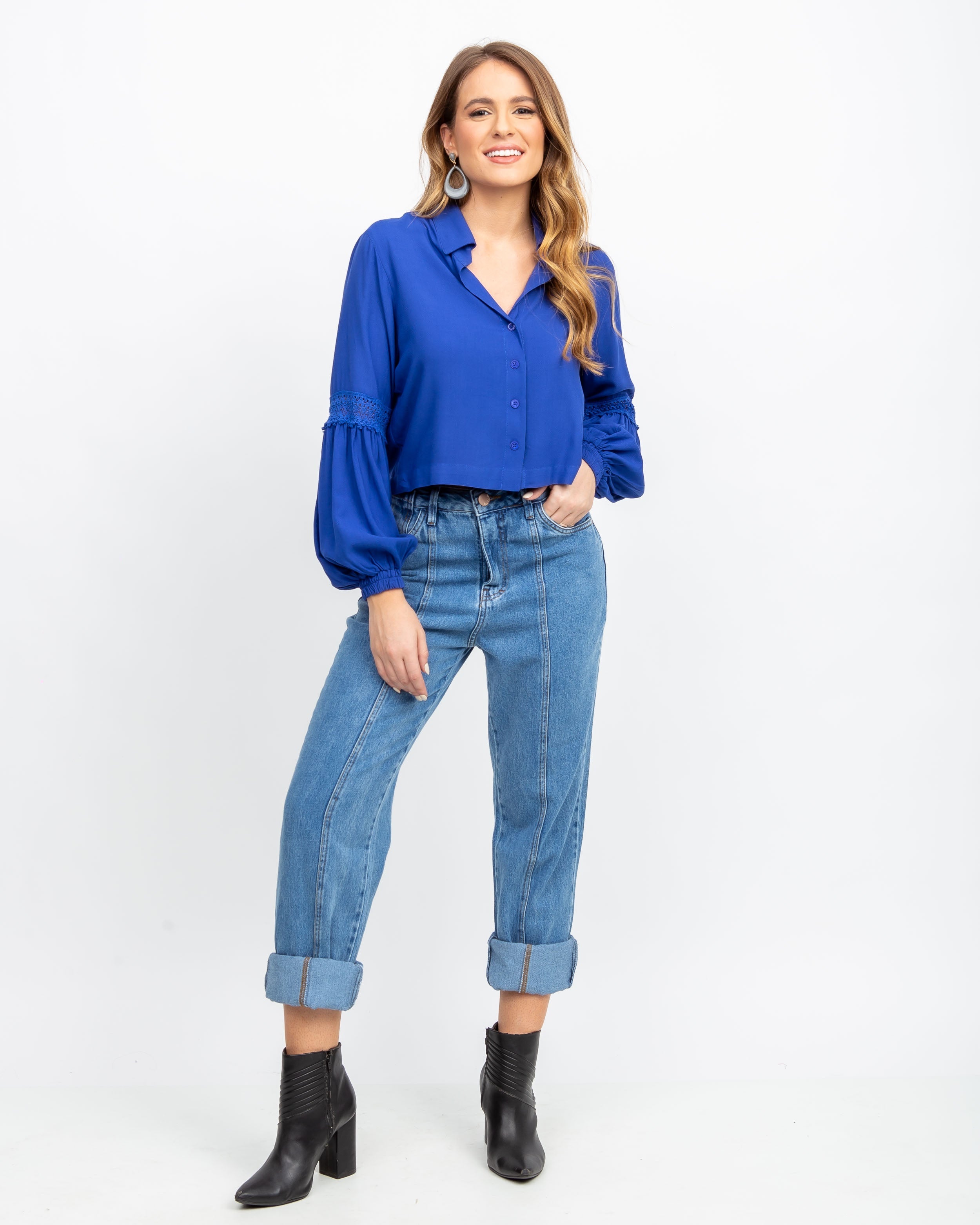 Camisa Cropped com Detalhe em Renda Azul