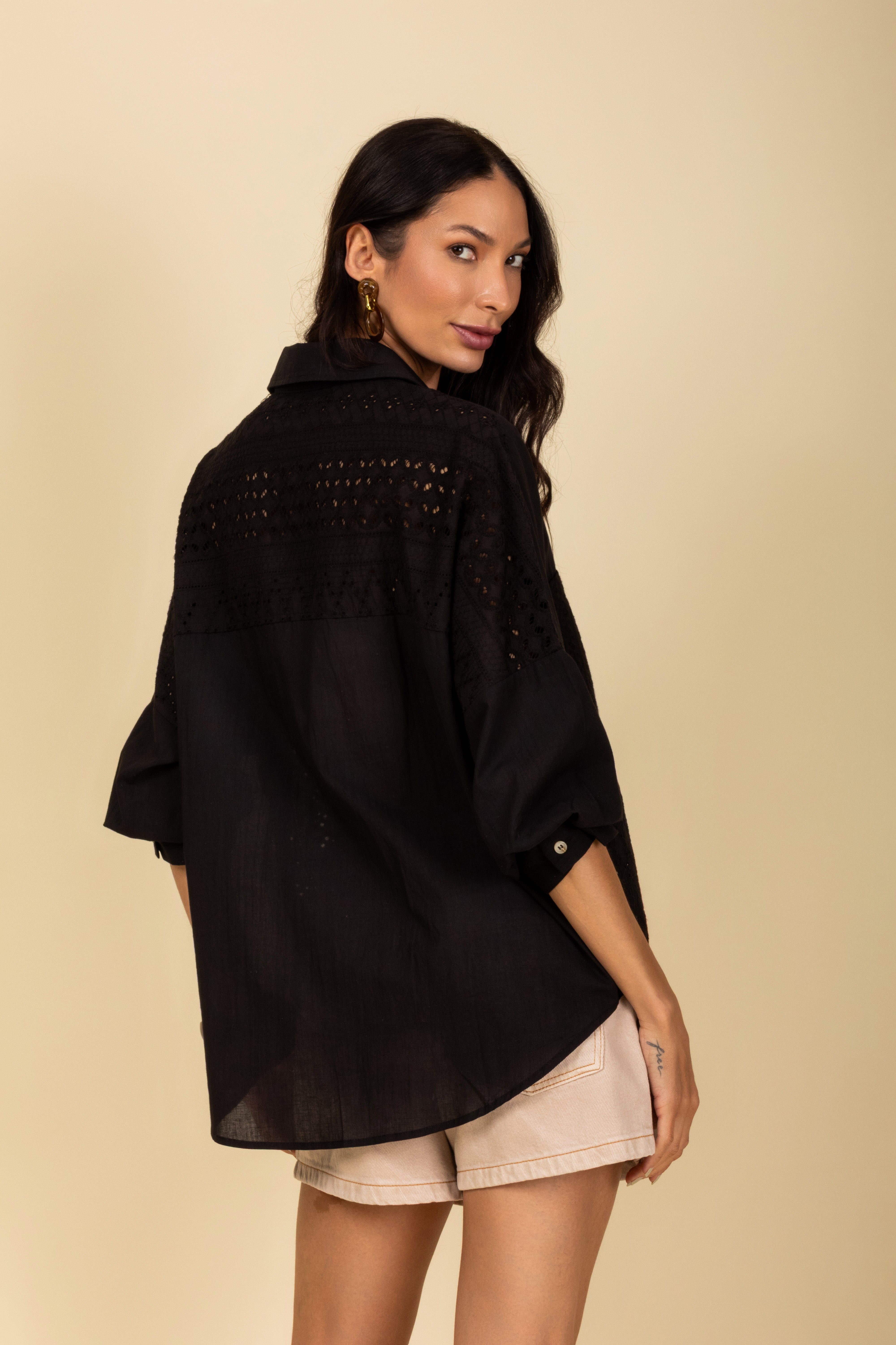 Camisa com Detalhe Rendado